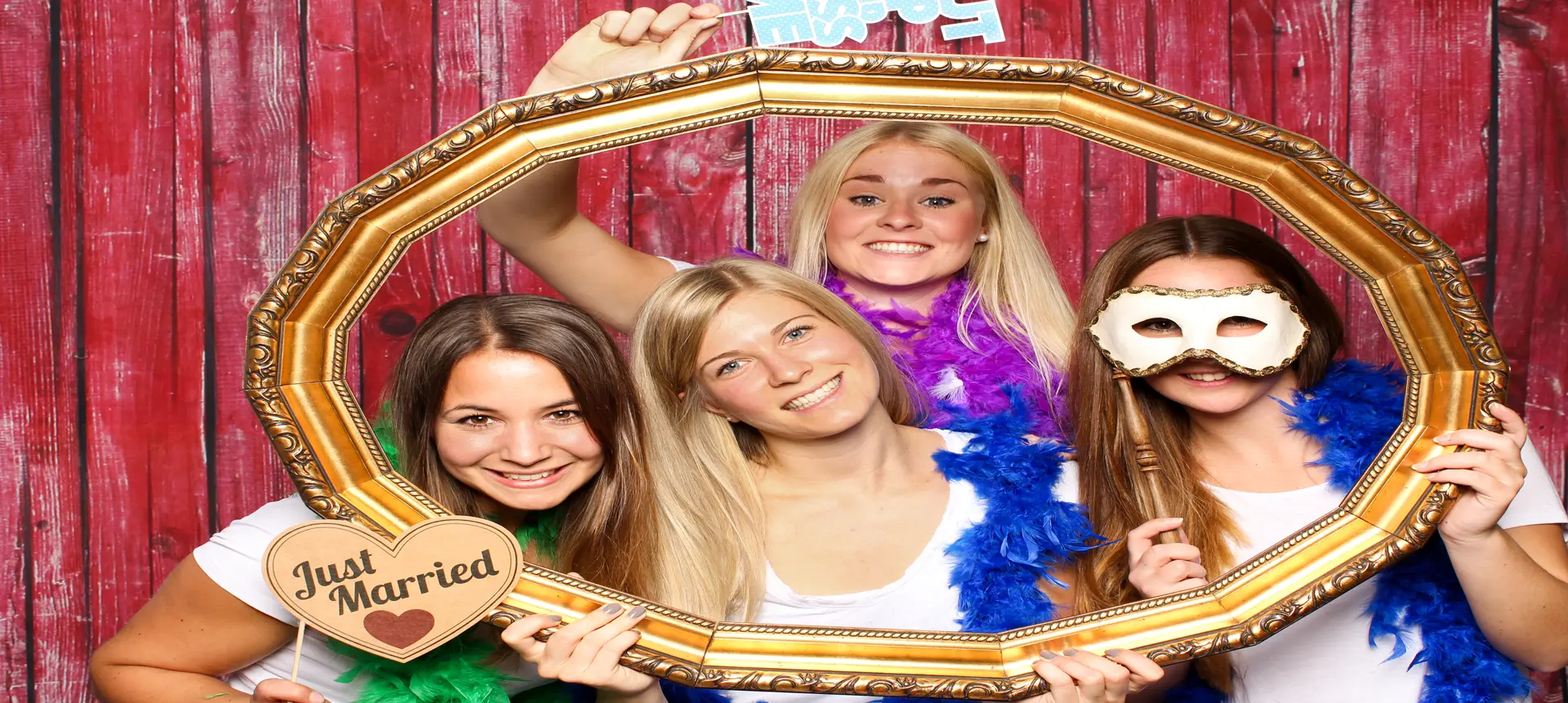 Lachen, posieren, sofort ausdrucken. Die BD Productions Photobox ist das Highlight auf jeder Feier – mit individuellen Hintergründen, lustigen Props und Sofortdruck vor Ort. Unvergessliche Erinnerungen für jeden Gast.