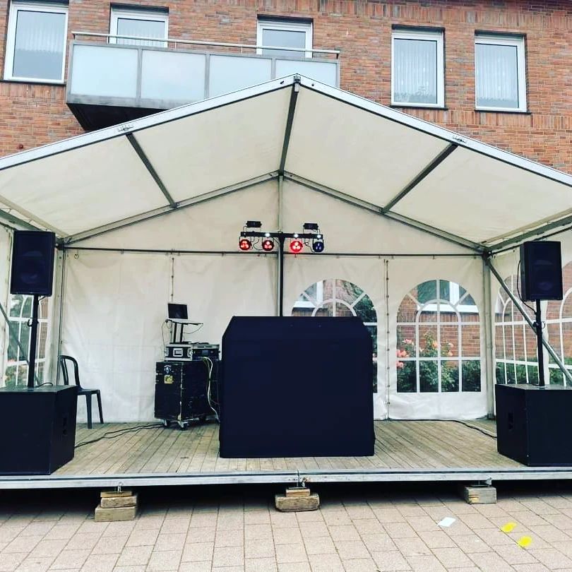 Moving Heads, Truss-Systeme, Hochleistungs-PA-Anlagen, Funkmikrofone – BD Productions liefert modernste Veranstaltungstechnik für kleine Feiern bis zu großen Open-Air-Events. Alles aus einer Hand, alles professionell.